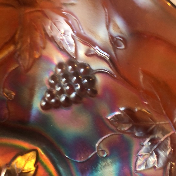 Carnival glass: outstanding grape & vine motif in mint condition; scalloped - Picture 8 of 10